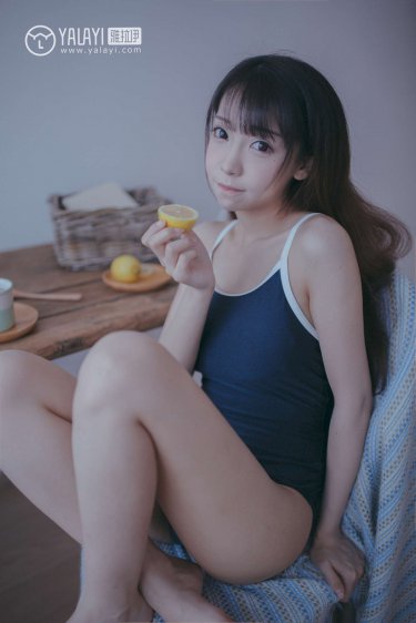 老妇女擦她下面毛茸茸的